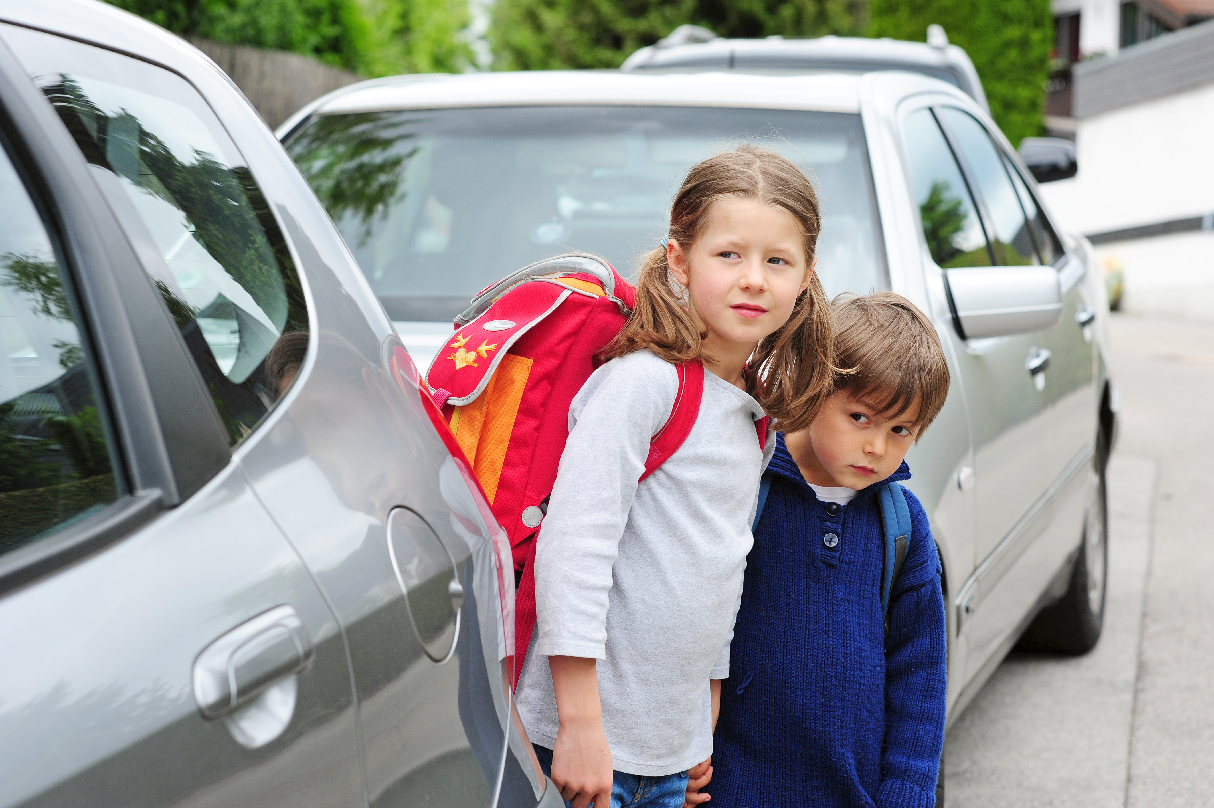 Schulkinder überqueren eine Straße